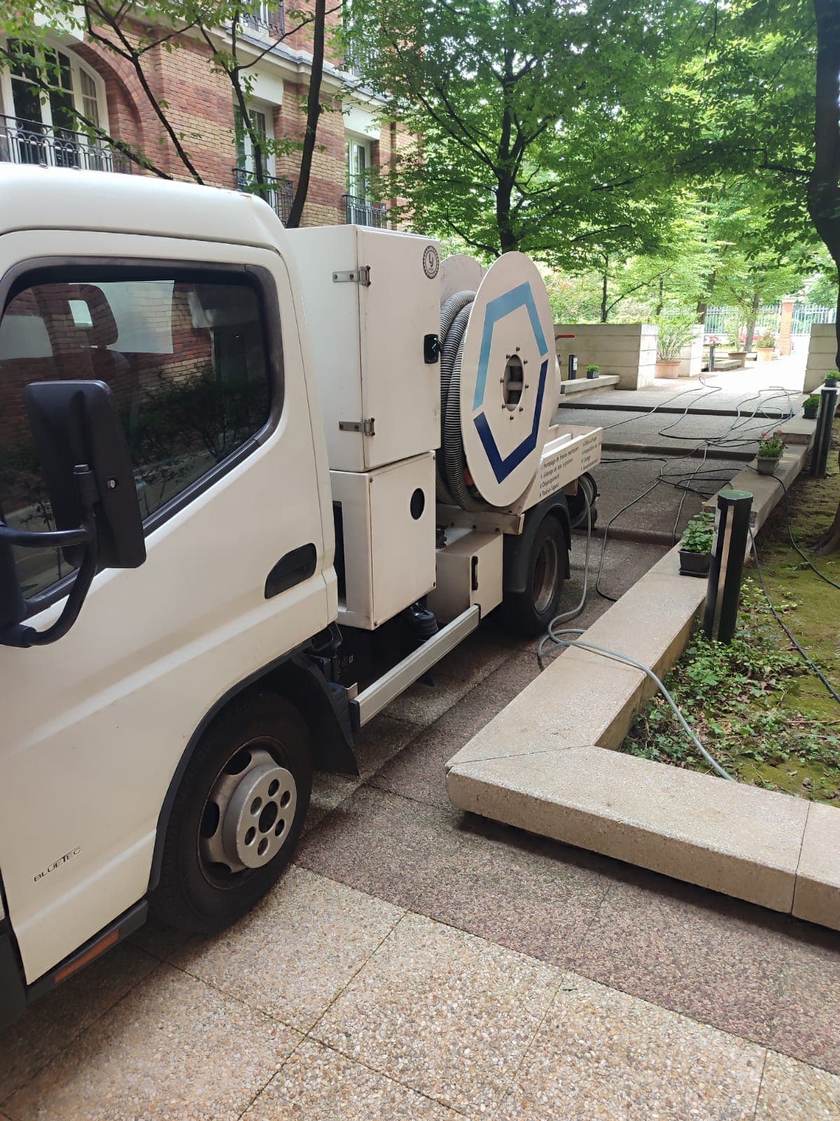 Équipement professionnel AD Service IDF — Camion hydrocureur haute pression en intervention